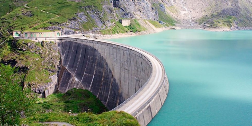 Wasserkraft, hier die Betonmauer des Kraftwerks Kaprun, ist die Hauptstromquelle Österreichs. Foto: PantherMedia / Bertl123