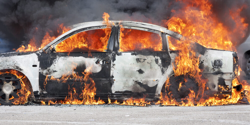 Brände bei E-Autos: Wie werden sie eigentlich gelöscht?