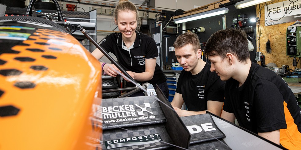 Die Entwicklung des Rennwagens ist Teamwork und erfordert Kenntnisse in zahlreichen Disziplinen: Julia Zindel mit Jonas Chlechowitz und Derik Brede (v.l.n.r.). Foto: Horn/Sauermann
