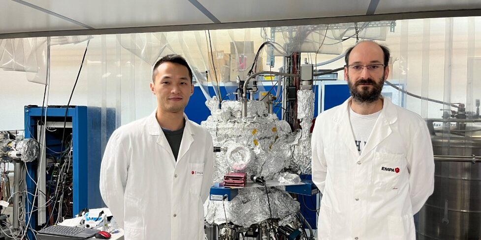 Die Empa-Forscher Shih-Chi Yang (links) und Romain Carron bei der Beschichtungsanlage für die CIGS-Schicht, die das Licht zur Umwandlung in Strom absorbiert. Foto: Empa