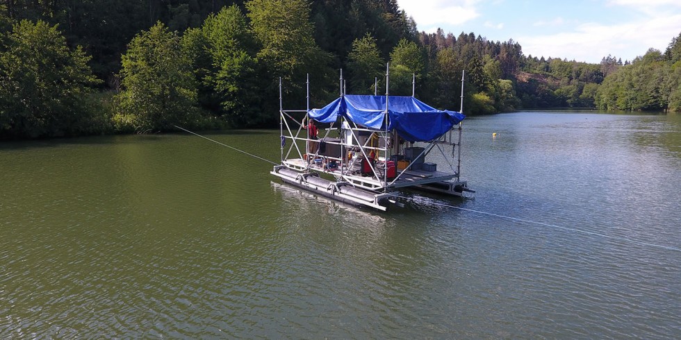 Die Arbeitsplattform, auf welcher der Saugkopf zur Methangasernte sowie Sedimentverlagerung installiert ist, bei einem Test auf der Wupper-Vorsperre. Bild: TH Köln