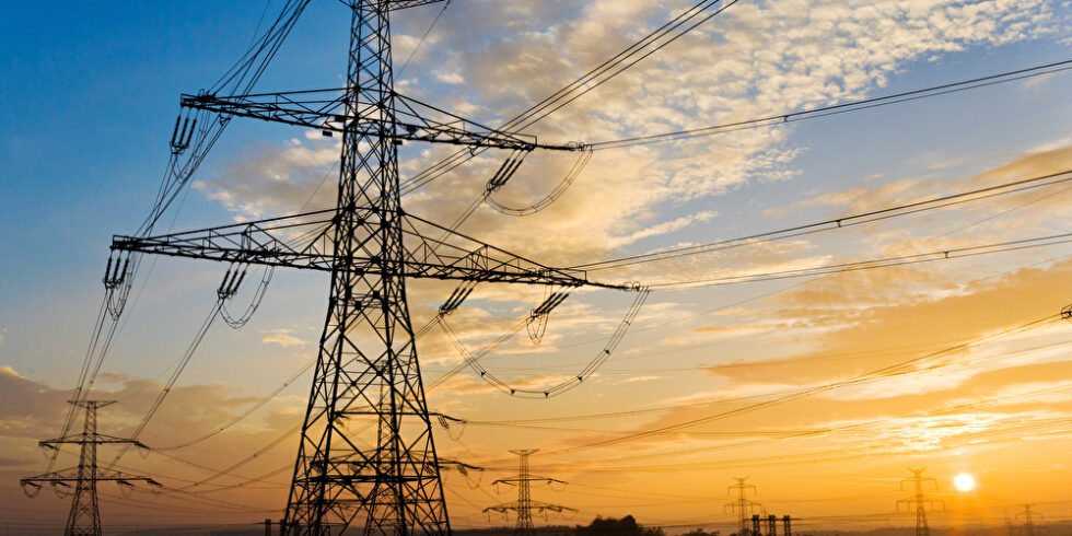 Hochspannungsleitungen in der Nähe der Transformationsstation bei Sonnenuntergang