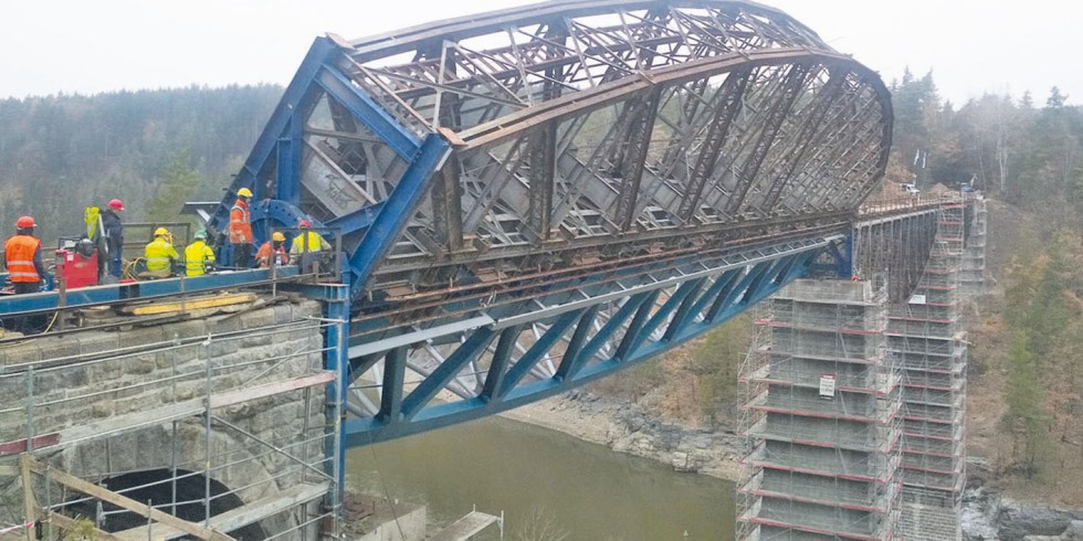 Eine renovierungsbedürftige Brücke wurde zur Erneuerung in Abschnitten um die eigene Längsachse gedreht. Foto: J. Dolejš, L. Kolpaský, M. Werunský, P. Červenka, V. Příbramský, P. Ryjáček