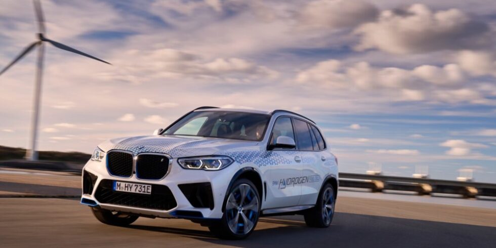 Neues Wasserstoff-Auto von BMW vor Windrad