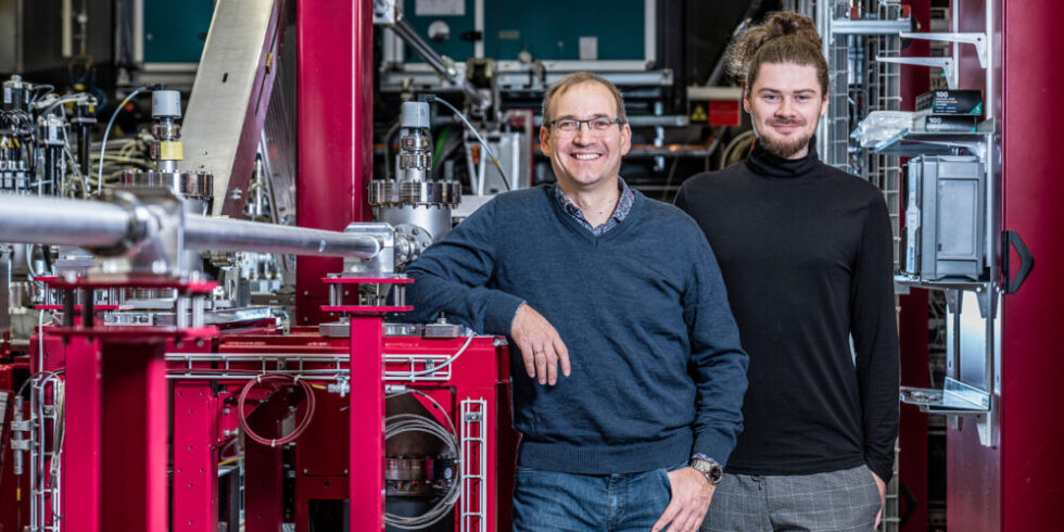 Die beiden Forschenden an der Experimentierstation Alvra des Schweizer Freie-Elektronen-Röntgenlasers SwissFEL