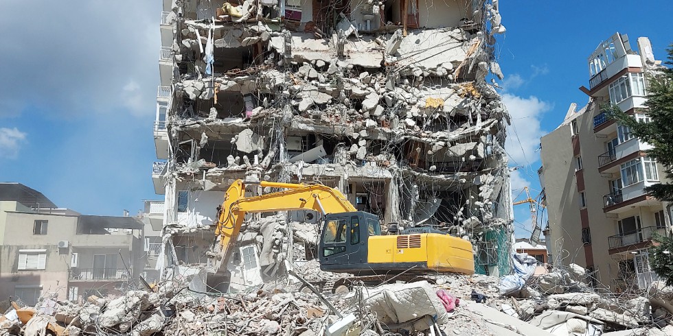 Häuser können Erdbeben überstehen. In der Westtürkei ereignete sich am 30. Oktober 2020 ein Erdbeben der Stärke 6,9. Das Ereignis dauerte 45 Sekunden. Das Erdbeben am vergangenen Montag dauerte ganze 2 Minuten bei einer Stärke von 7,8 - wären die Bauvorschriften eingehalten worden, hätten vermutlich dennoch mehr Menschen überlebt. Foto:PantherMedia / karakedi35