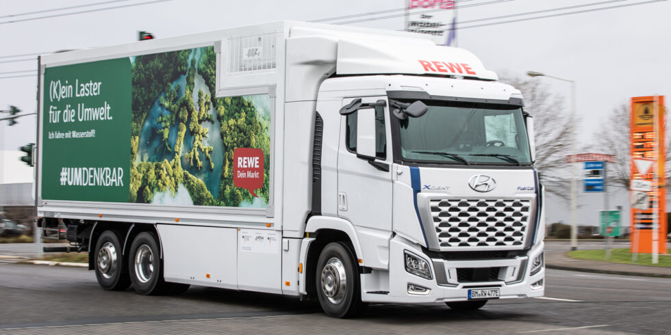 REWE hat einen ersten Wasserstoff-LKW in Betrieb genommen.

Foto: Michael Breuer / photokonzept