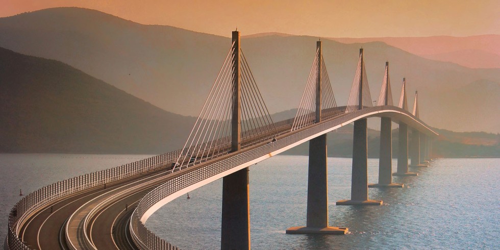 Die 2022 eingeweihte Brücke ist nicht nur ästhetisch ansprechend und politisch bedeutend, sondern weist Besonderheiten bei ihren horizontal und vertikal eingebauten Lagern sowie bei den 23,6 Meter langen Dehnfugen auf. Foto: Maurer / Danijela Kreković Adler