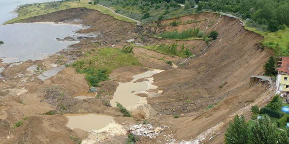 Schadensfall durch Geländebruch in Nachterstedt 2009. Foto: Dr.-Ing. Manfred Wittig, Sachverständiger für Geotechnik, An der Bleiche 12, 09599 Freiberg