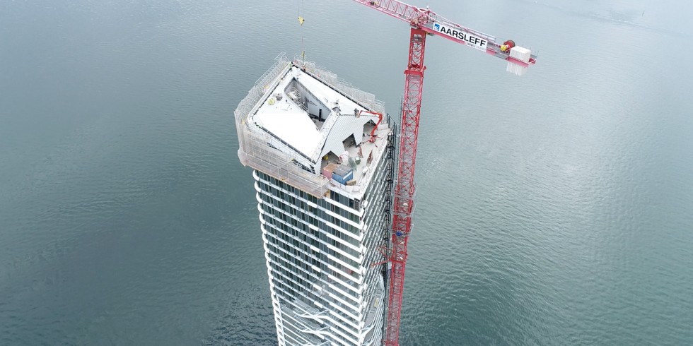 In 142 Metern Höhe wurde auf dem höchsten Wohngebäude Dänemarks alles aus den XT-Freiformprofilen von Kalzip rausgeholt. Foto: Kalzip GmbH