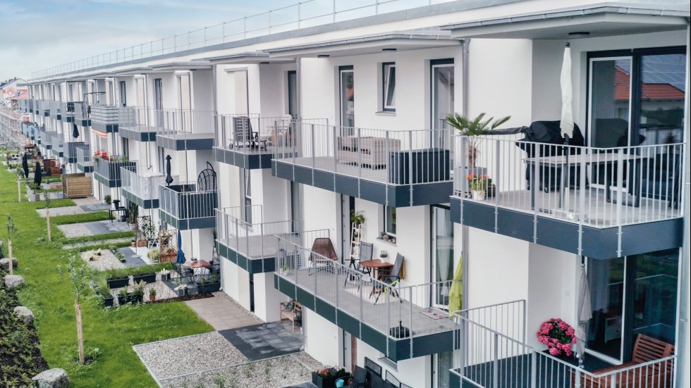Neubau in Oberbayern: Der 108 Meter lange Gebäudekomplex mit vier Treppenhäusern umfasst 42 Mietwohnungen mit Balkon oder Terrasse. Foto: Buderus