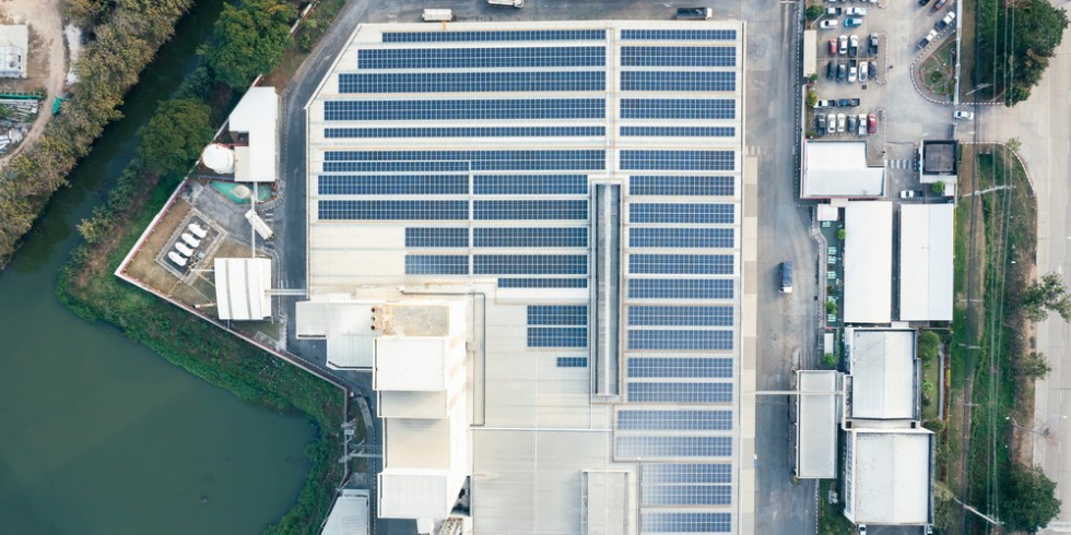 Gleichstromforschungsprojekt DC-Industrie2 erfolgreich abgeschlossen (im Bild: Solar- oder Photovoltaikzellen in Paneelen auf dem Dach). Foto: PantherMedia/roncivil