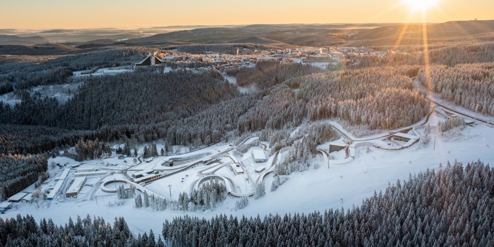 Mit einem nachhaltigen Energiekonzept bereitet sich die Wintersport-Hochburg Oberhof im Thüringer Wald auf die Zukunft vor. Im Bild die Rennrodelbahn (Eisarena). Foto: Zweckverband Thüringer Wintersportzentrum