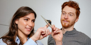 Forschende testen smarte Folie für Kleidungsstücke