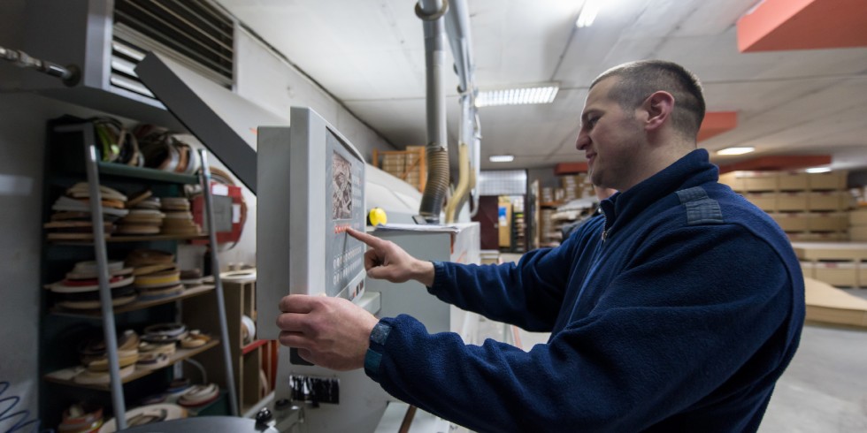 Ein Schreiner  programmiert hier eine CNC-Holzbearbeitungsmaschine. Besonders bei automatisierten Prozessen und überwachungsbedürftigen Anlagen sollten sich Betreiber vor Cyberangriffen schützen. Foto: PantherMedia / Benis Arapovic