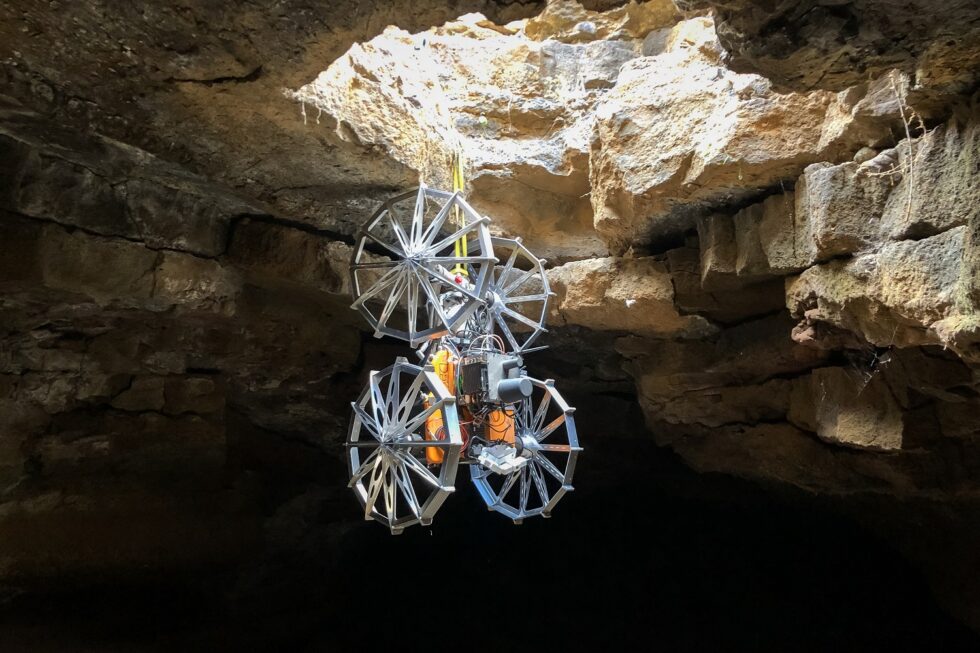 Roboter seilt sich ab in Höhle