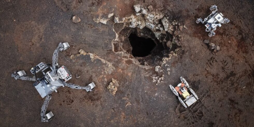 Roboter vor Höhleneingang auf Lanzarote
