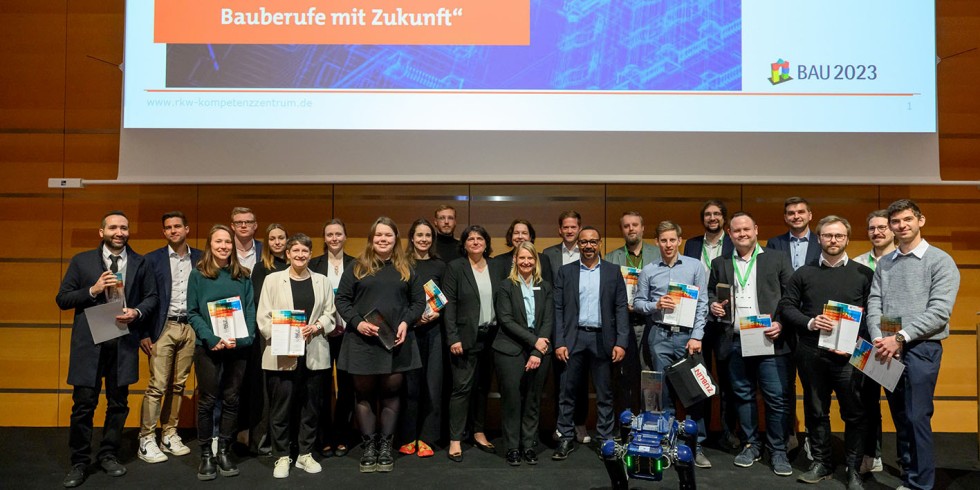 Das Gruppenfoto nach der Preisverleihung im Wettbewerb "Auf ITgebaut 2023". Foto: RKW Kompetenzzentrum / Bundesfoto / Widmann

