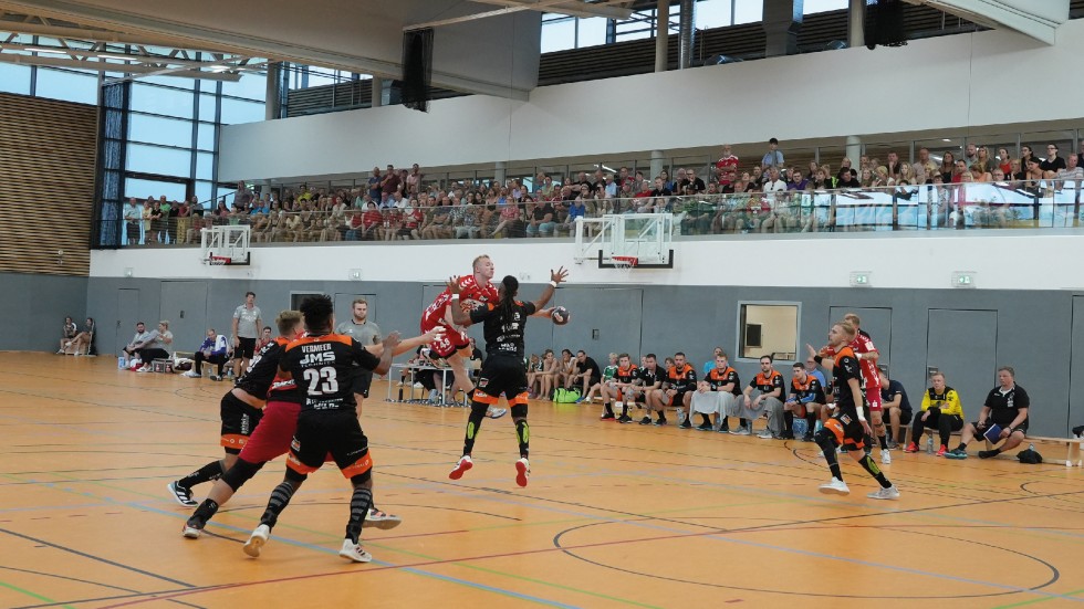 Das mit Flächenheizsystemen temperierte Sportzentrum ist für bis zu 460 Besucher konzipiert. Im Bild: Handballspiel der Zweitliga-Mannschaft Nordhorn-Lingen gegen den niederländischen Erstligisten H.V. Hurry Up Zwartemeer. Foto: RMBH GmbH