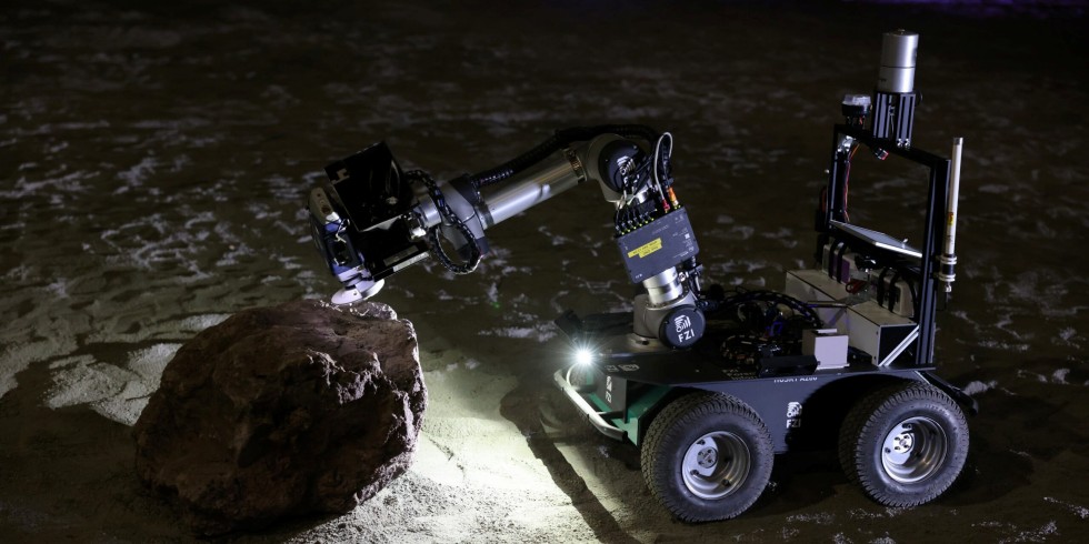 Der Roboter Husky beim Entnehmen einer Bodenprobe. Foto: FZI Forschungszentrum Informatik