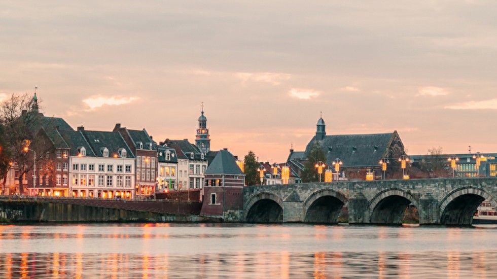 Die malerische Provinzhauptstadt Maastricht mit ihrer rund 800 Jahre alten Sint-Servaasbrug (St. Servatius-Brücke) soll Nachbar landeseigener Kernkraftwerke werden. Foto: PantherMedia/dutchscenery
