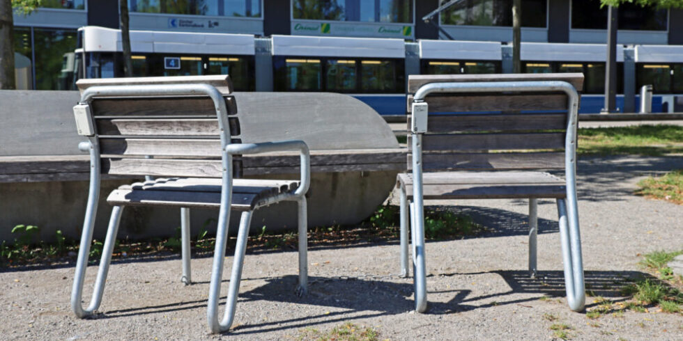 Stühle mit Sensoren in der Zürcher Innenstadt