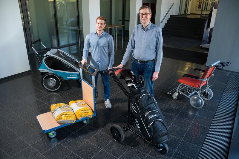 Professor Matthias Nienhaus (r.) und Eric Peleikis aus seinem Team mit einigen ihrer Forschungsobjekte