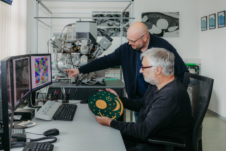 Ingenieure untersuchen die Himmelsscheibe von Nebra