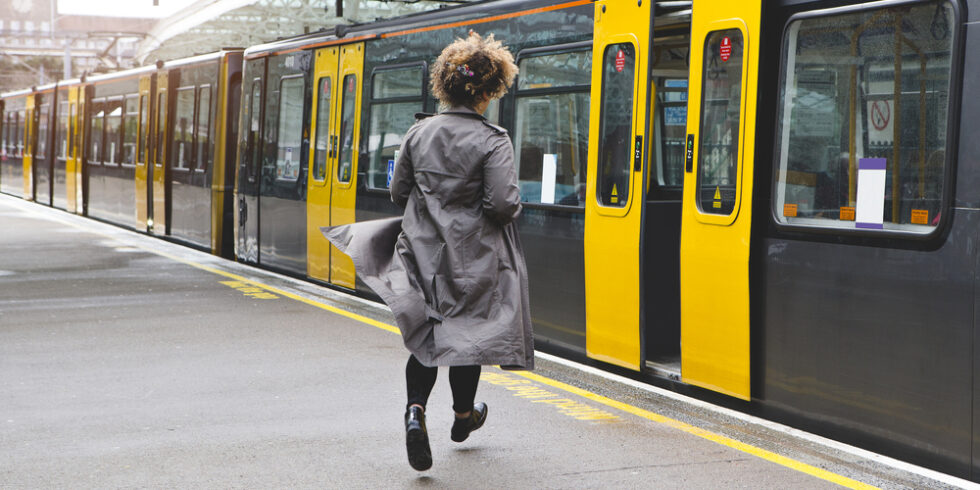 Frau steigt in Bahn