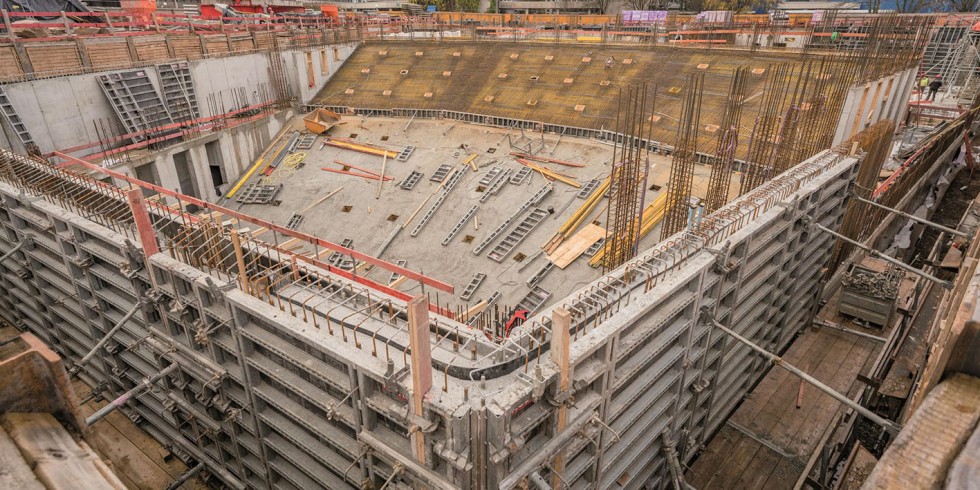 Der Bau des Audimax stellte die Mitarbeiter des Bauunternehmens vor zahlreiche Aufgaben. Zu den anspruchsvolleren gehörten die schrägen Böden der Hörsäle. Foto: Noe