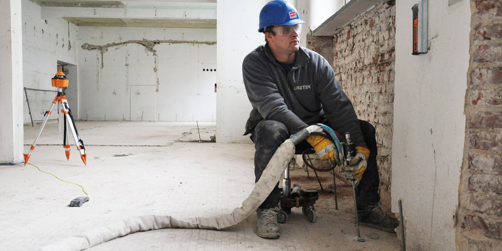 Manchmal muss der Baugrund verbessert werden. Dies kann durch Injektionen eines Expansionsharzes gelingen. Foto: Uretek