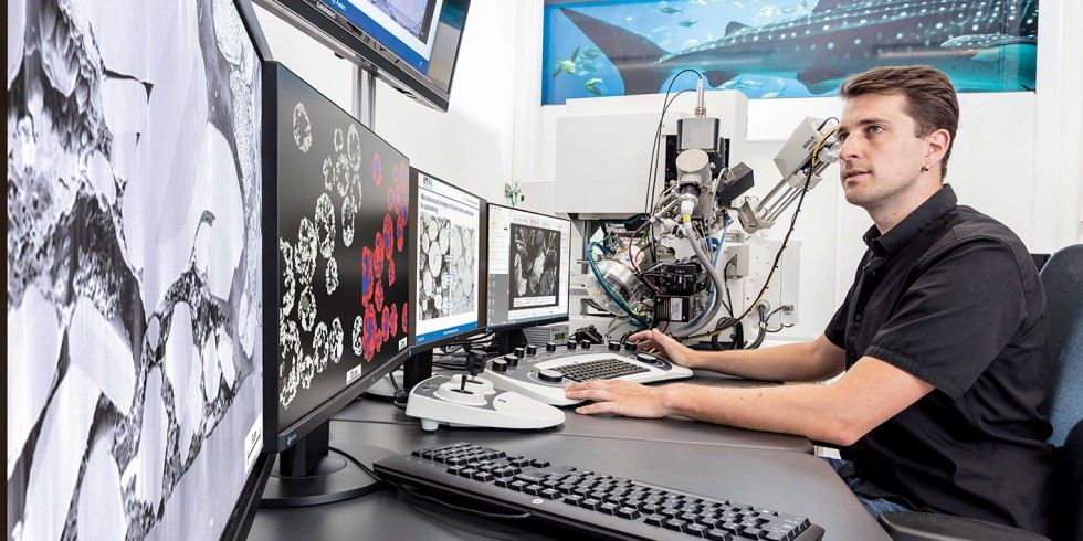 Forschende am Institut für Materialforschung der Hochschule Aalen (IMFAA) setzen in der Batterieforschung in einem frisch gestarteten Projekt auf modernste 3D-Analysemethoden und maschinelles Lernen. An den Bildschirmen des Elektronenrastermikroskops sind Kathodenbestandteile und -beschichtungen sowie Graphitpartikel für Batterien zu sehen, Foto: Hochschule Aalen/Thomas Klink 
