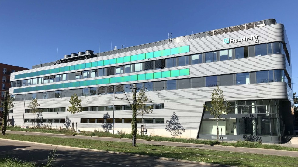 Fassaden-integrierte PV-Anlage mit grünen MorphoColor-Gläsern am Zentrum für höchsteffiziente Solarzellen des Fraunhofer ISE. Foto: Fraunhofer ISE/Foto: Benedikt Bläsi