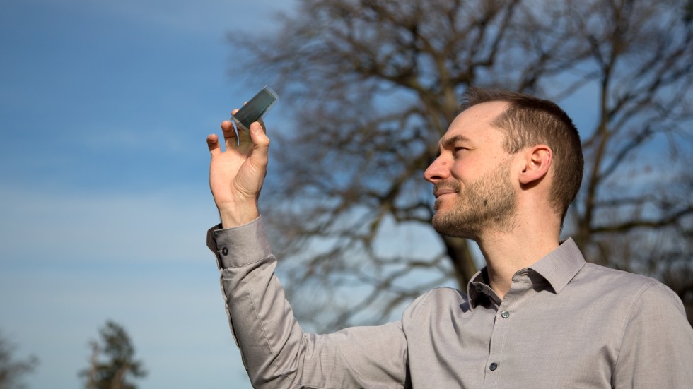 In Karlsruhe werden im Rahmen des Forschungsprojekts Semtrasol hocheffiziente, semitransparente organische Solarzellen entwickelt. Foto: KIT