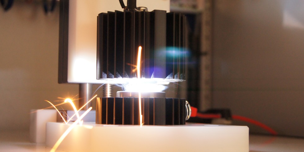 Auslösung eines Lichtbogens im Prüfstand des TestLabs Power Electronics zum Test von Lichtbogendetektoren. Foto: Fraunhofer ISE