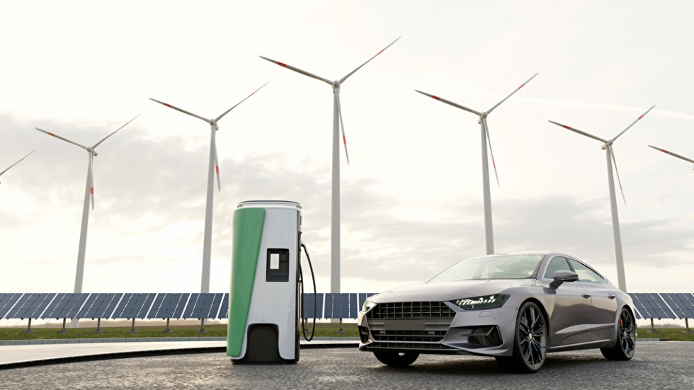 Ohne kostengünstigen und reichlichen Solar- und Windstrom läuft bei Antrieben künftig nichts mehr. Sei es für batterieelektrische E-Autos oder Verbrenner mit E-Fuels. Foto; PantherMedia/Vailery