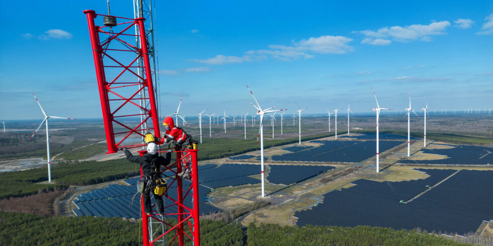 Der 300 Meter hohe Windmessmast in Schipkau, Brandenburg, ermöglicht die Erforschung innovativer Windenergieanlagen mit noch höheren Nabenhöhen. Foto: GICON® 