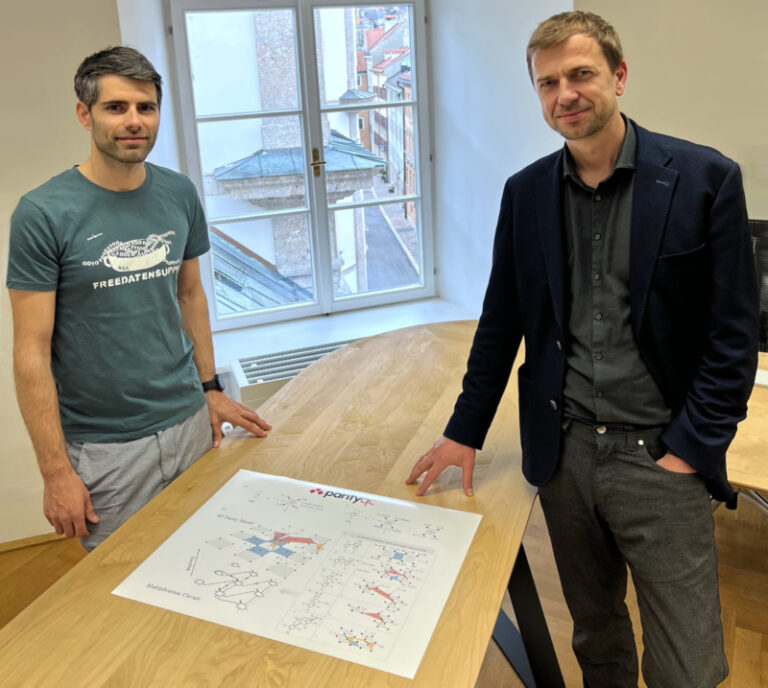 Martin Lanthaler (li.) und Wolfgang Lechner (re.) vom Institut für Theoretische Physik der Universität Innsbruck.