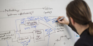 Forscher verfolgt den Weg von Signalen durch das Internet.