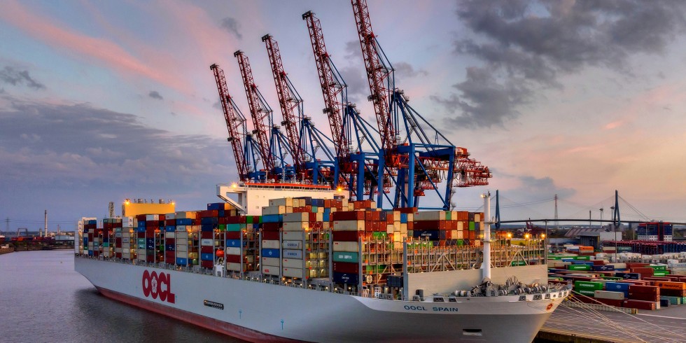 Mit der OOCL Spain legte jetzt eines der größten Megamax-Containerschiffe am Container Terminal Tollerort im Hamburger Hafen an. Foto: Hassenpusch Photo-Productions
