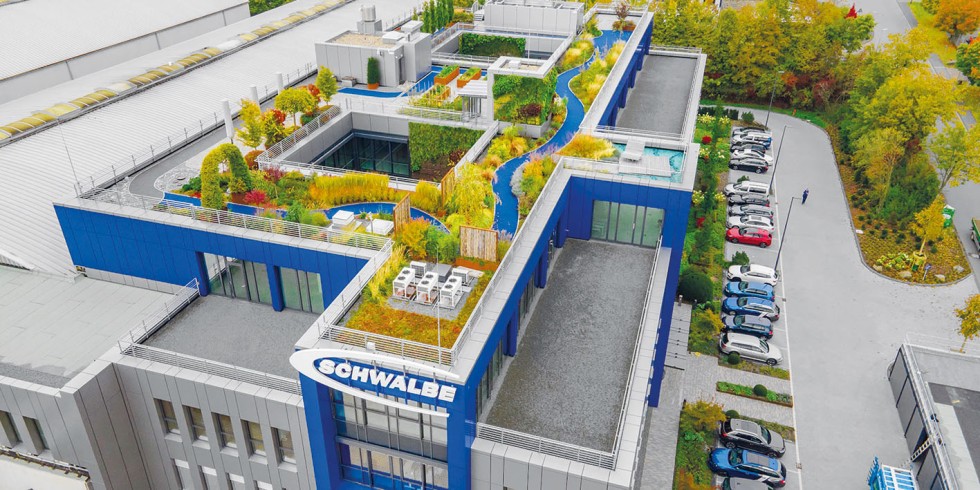Die 2021 fertiggestellte Schwalbe-Firmenzentrale in Reichshof zählt zu den Vorzeigeprojekten für Cradle to Cradle-inspirierte Gebäude. Foto: Ralf Bohle GmbH