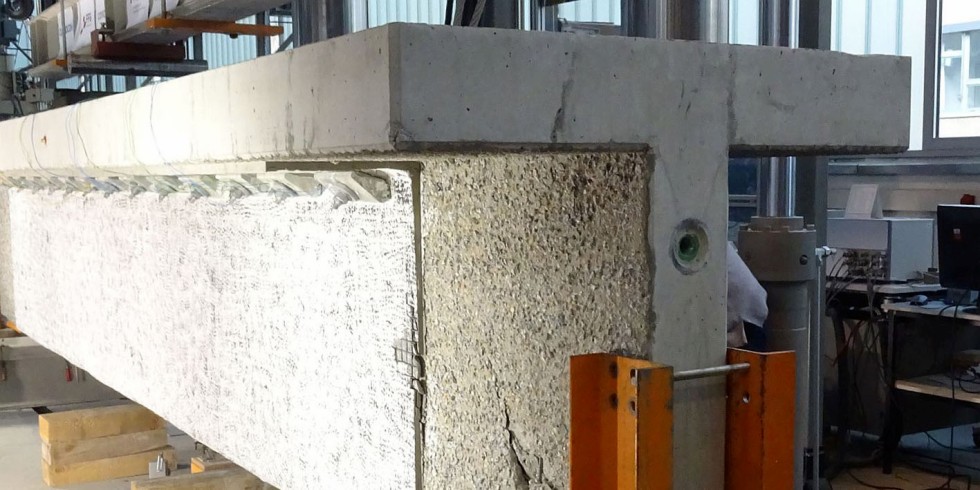 Verankerungsversagen durch Spalten des Steges des verstärkten Probekörpers. Foto: Universität Innsbruck, Arbeitsbereich für Massivbau und Brückenbau
