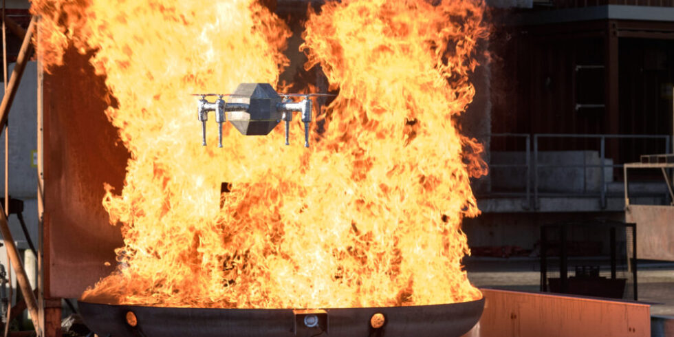 Drohne fliegt durch Feuer