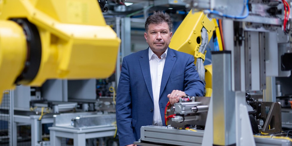 Frank Konrad, Vorsitzender des VDMA-Fachverbandes Robotik + Automation: „Deutschland und Europa sind einem aggressiven globalen Standortwettbewerb ausgesetzt. Insbesondere die industriepolitischen Eingriffe führender Wettbewerbsnationen führen zu signifikanten Nachteilen, die die Resilienz heimischer Produktionskapazitäten massiv gefährden.“ Foto: VDMA R+A
