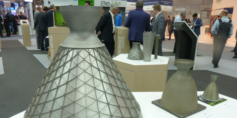 Impressionen von der Messe Formnext in Frankfurt/Main: Die Bauteile, die sich mittels Additive Manufacturing in industriellen Produktionen erzeugen lassen, werden immer größer. Foto: Etmanski