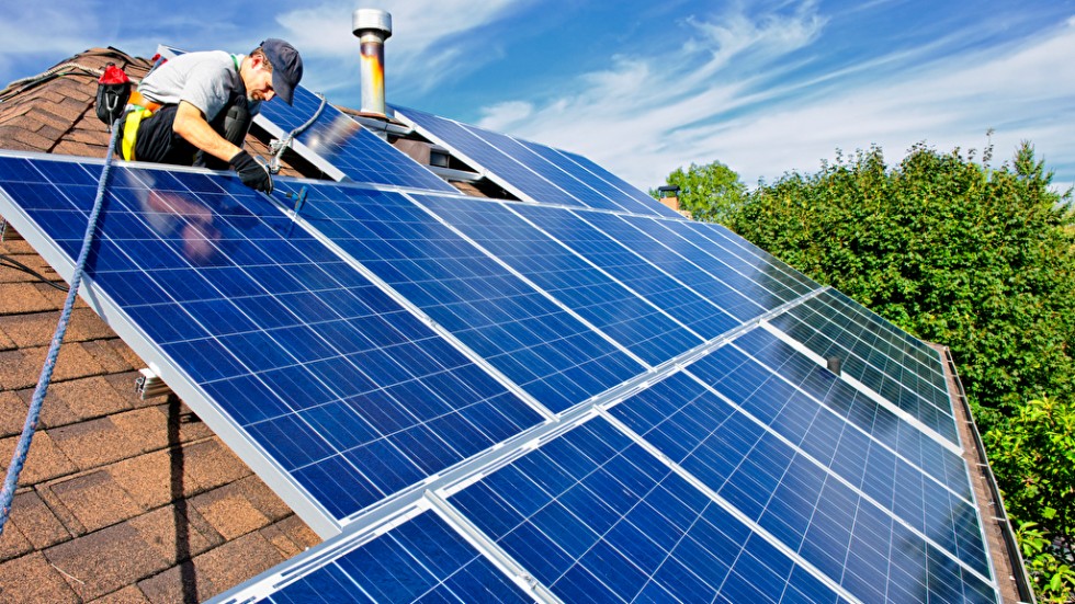 Die Installation von Photovoltaik-Dachanlagen zahlt sich vielfach aus. Foto: PanterMedia/Elenathewise