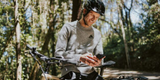 Mann mit eBike und Handy