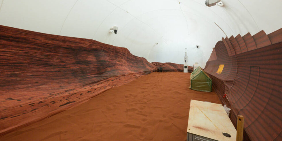 Das simulierte Mars-Habitat der NASA umfasst eine große Sandkiste mit rotem Sand. Foto: NASA