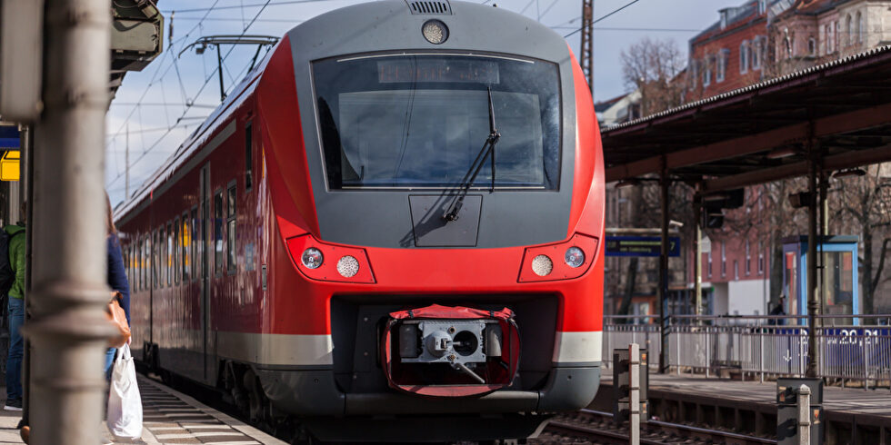 Pünktlichkeit auf dem richtigen Gleis: Revolutioniert Künstliche Intelligenz den Bahnbetrieb? Foto: PantherMedia / huettenhoelscher