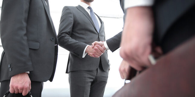 Begrüßung mit Handschlag